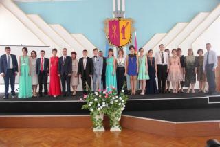Випускникам дніпродзержинських шкіл вручили медалі